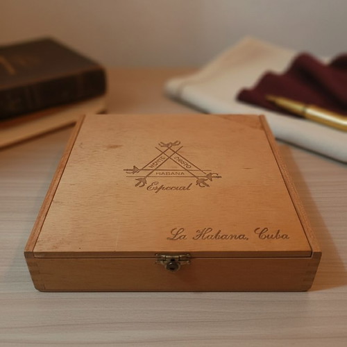 Montecristo Especial Wooden Cigar Box used, for 25 cigars