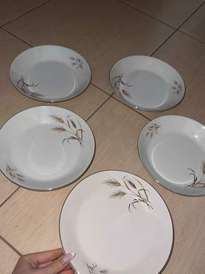Set of 5 vintage handmade plates like new, porcelain