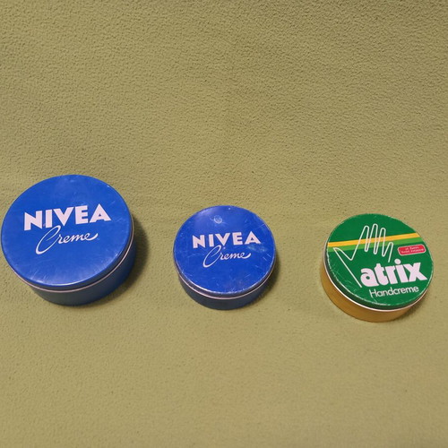 Συλλεκτικά μεταλλικά κουτιά Nivea και Atrix μεταχειρισμένα, σετ 3 τεμαχίων