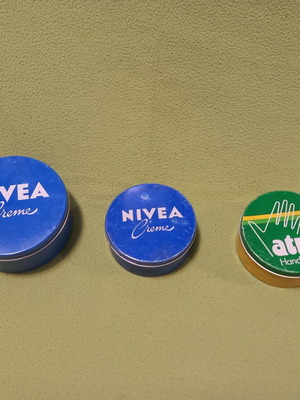 Συλλεκτικά μεταλλικά κουτιά Nivea και Atrix μεταχειρισμένα, σετ 3 τεμαχίων