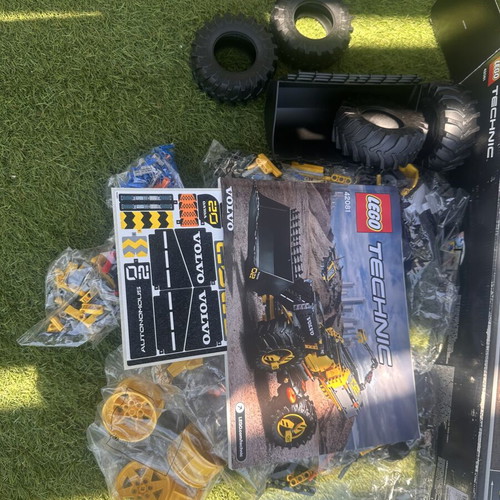 Lego Technic 42018 Volvo Concept Wheel Loader like new