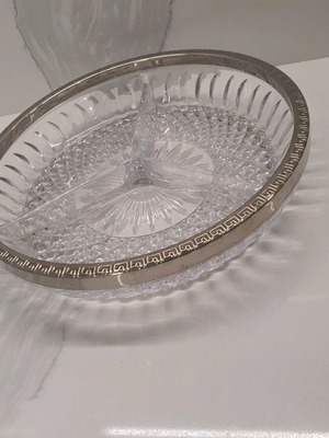 Decorative crystal plate for nuts with divider like new