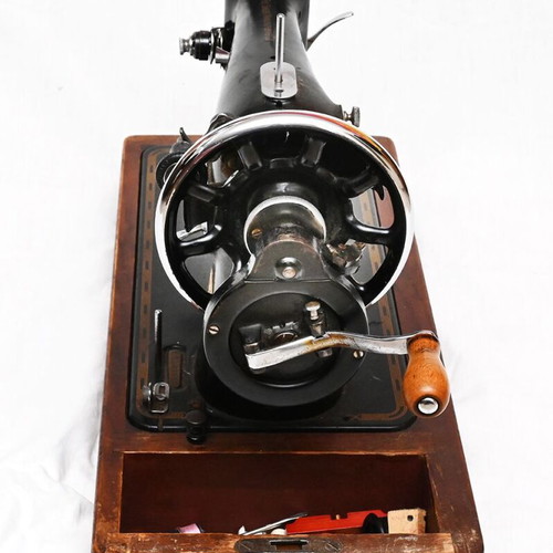 Singer sewing machine from 1960s used with wooden case