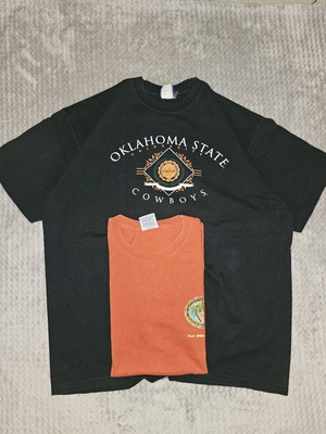 Vintage σετ μαύρο T-shirt Oklahoma State University Cowboys και πορτοκαλί T-shirt Yacht Club