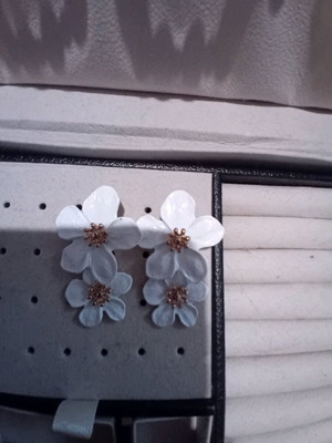 Earrings new white flowers
