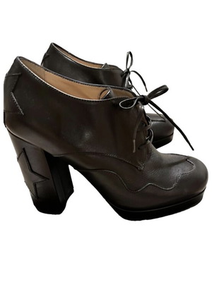 Pinko black leather ankle boots with star detail like new