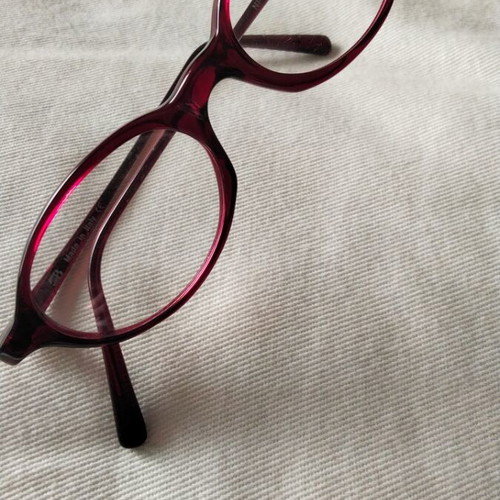 Vintage Italian Oval Eyeglass Frame like new, thin narrow bordeaux
