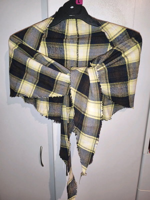 Scarf used black and yellow