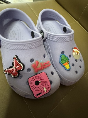 Crocs детски лилави пантофи размер C8 като нови с талисмани