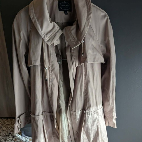 Madison trench coat like new, beige, with belt, modern collar and pleated details