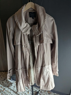 Madison trench coat like new, beige, with belt, modern collar and pleated details