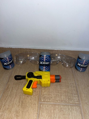Set Nerf με πιστόλι, 3 στόχους και 2 προστακτικά γυαλιά σε άριστη κατάσταση