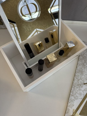 Dior πρωτότυπο νεσεσέρ με ενσωματωμένο καθρέφτη και αποθηκευτικό χώρο