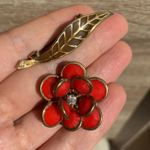 Decorative pins set of 2 flower and leaf like new, gold metal