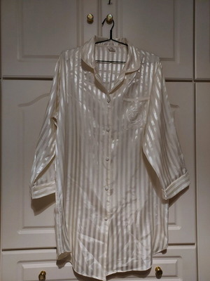 Satin robe size 44-46 ecru like new