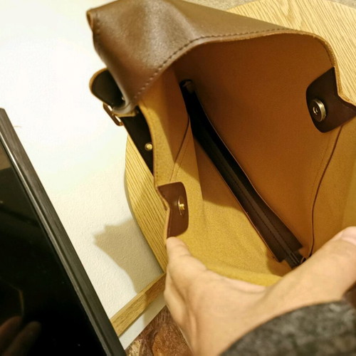 Brown shoulder bag made of leatherette with matching wallet like new