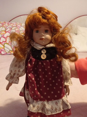 Porcelain doll collectible like new