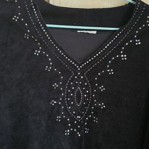 Black velvet top with V-neck and rhinestone decoration, 3/4 sleeves