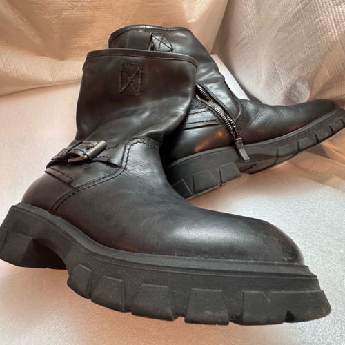 Black leather Twinset Simona Barbieri ankle boots used No 39
