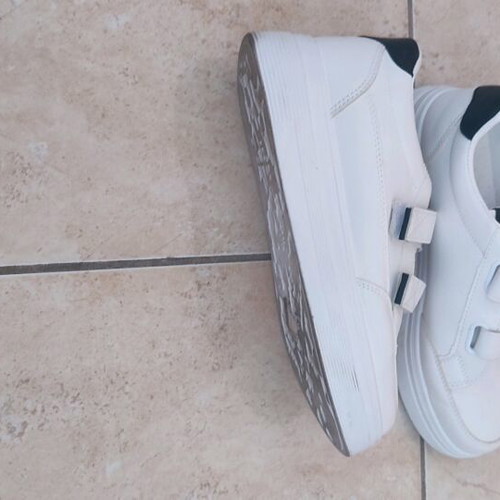 Sneakers size 40 like new, white with high sole and scratches