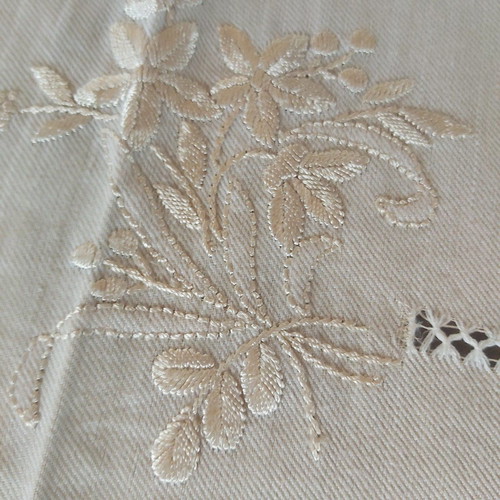 Handmade tablecloth 170×170 cm two-tone with silk thread and embroidered napkins