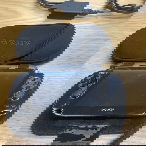 PS Vita PCH-1004 OLED като нов с 6 игри и калъфи Sony