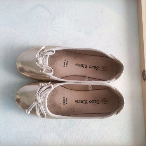 Gold-colored shoes like new, size 29, barely worn