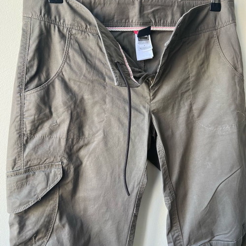 The North Face Cargo Capri women's pants new, size 6, khaki