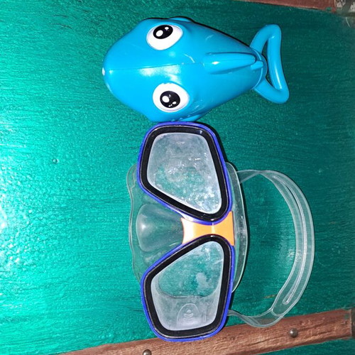 Mask and fish for bath used, pack