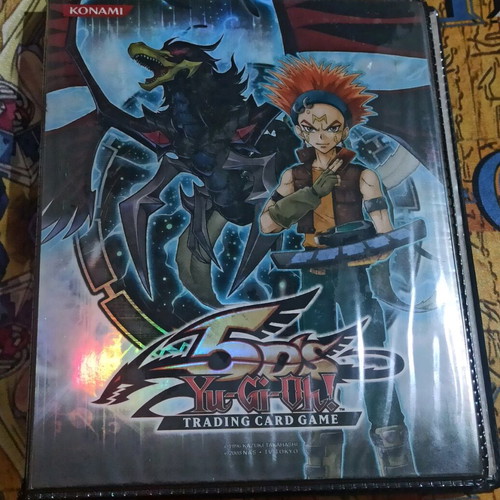 Duelist албум с 4 джоба "Crow & Black-Winged Dragon" употребяван за Yugioh карти