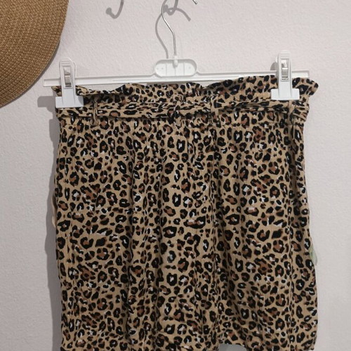 Stradivarius leopard print shorts like new with belt and elastic