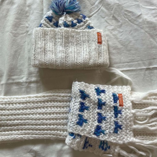 Winter hats and scarves set like new, colorful, size M