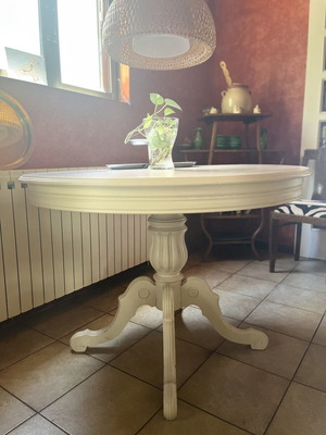 Round dining table vintage style used, solid wood