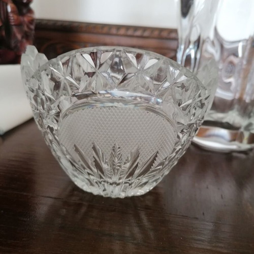 Vase with 2 crystal chocolate dishes like new, patterned