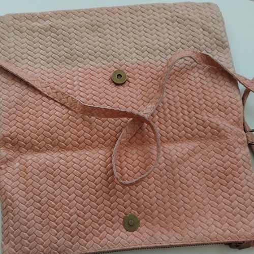 Pink shoulder bag used with braided texture, clutch style