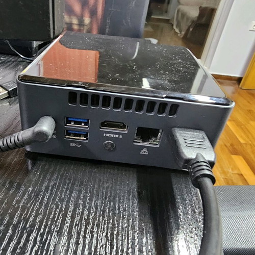 Mini PC 17Nuc 8GB 256 SSD 4 cores like new