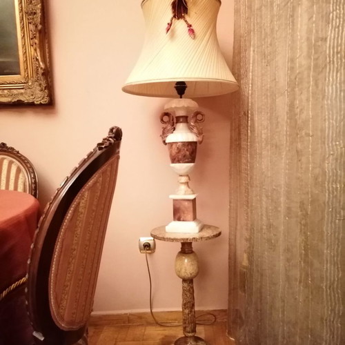 Alabaster amphora table lamps like new, set of 2 with large shades