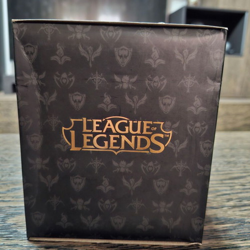 Garen figure from League of Legends like new with box and Riot card