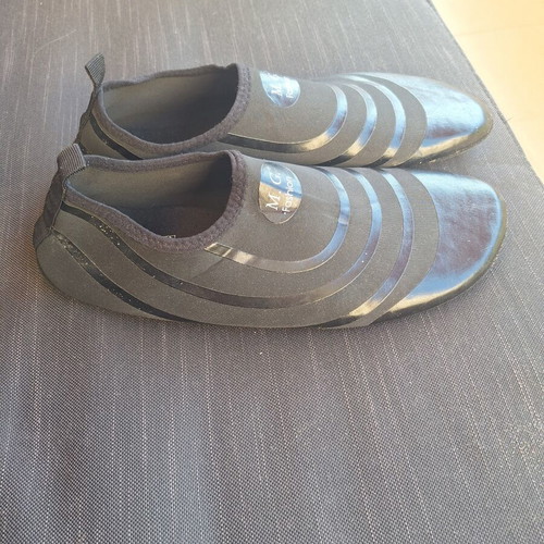 Black water shoes size 45, like new, sock style