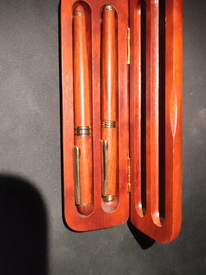 Pen set in wooden case, like new