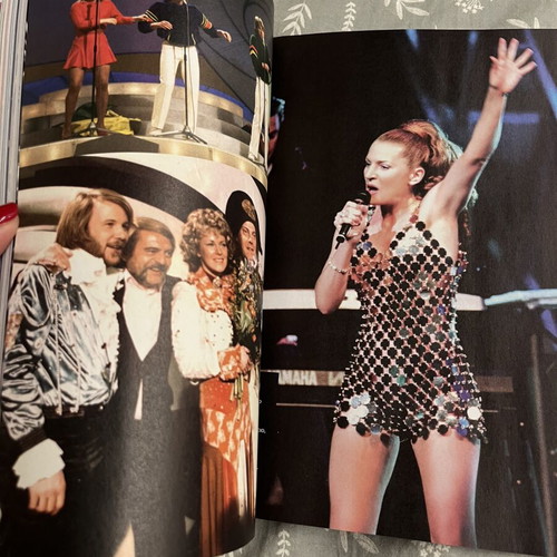 Επετειακό βιβλίο Eurovision 70 χρόνια glam τραγούδι πολιτική