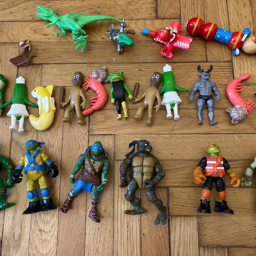 Collectible children's toys pack like new, 23 pieces
