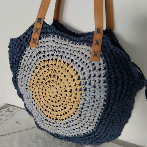 Straw Shoulder Bag like new, spacious with zipper and inner pocket