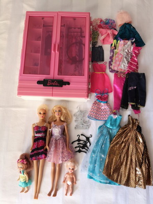 Barbie πακέτο με 2 κούκλες, 2 παιδάκια, 1 ντουλάπα και ρούχα