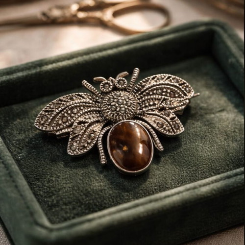 Vintage silver bee brooch with Cat’s Eye stone used