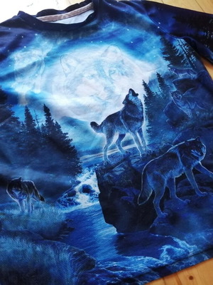 Men's T-shirt with howling wolves print, size M
