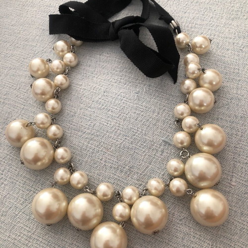 Necklace with 2 sizes of pearls and black bow like new