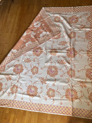 Vintage woven jacquard quilt reversible, like new, large size