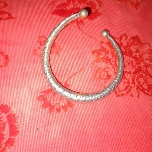 Bracelet without clasp used, silver with discoloration