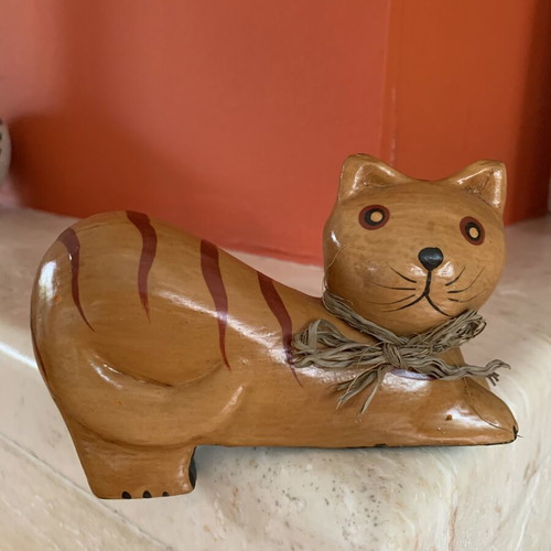 Decorative wooden cat figurine like new, corner sitting design